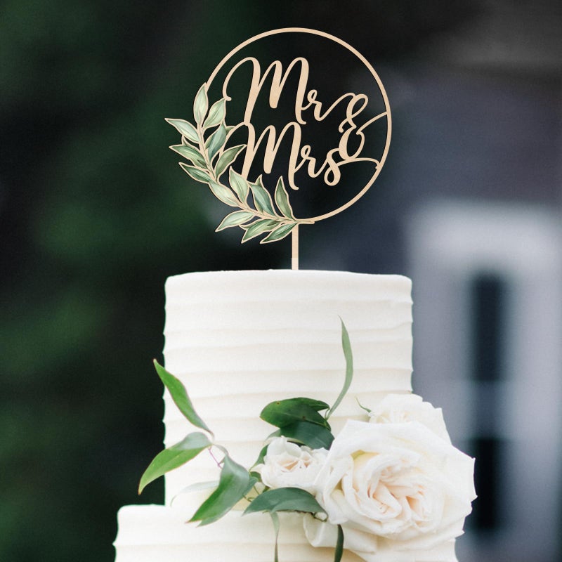 قطعة علوية للكيك من Party to Be Mr & Mrs و12 قطعة من أغطية كب كيك الزفاف باللون الأخضر في الخشب - Image 2
